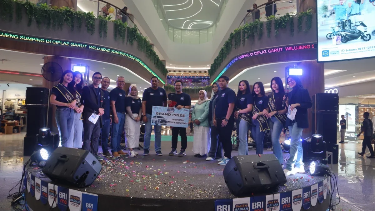 Penyerahan secara simbolis kunci mobil Grand Prize Mobil pada undian Panen Hadiah Simpedes BRI Cabang Garut di