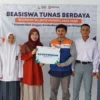 SIMBOLIS. Berdaya Foundation saat menyalurkan bantuan pendidikan melaui program Beasiswa Tunas bagi siswa-sisw