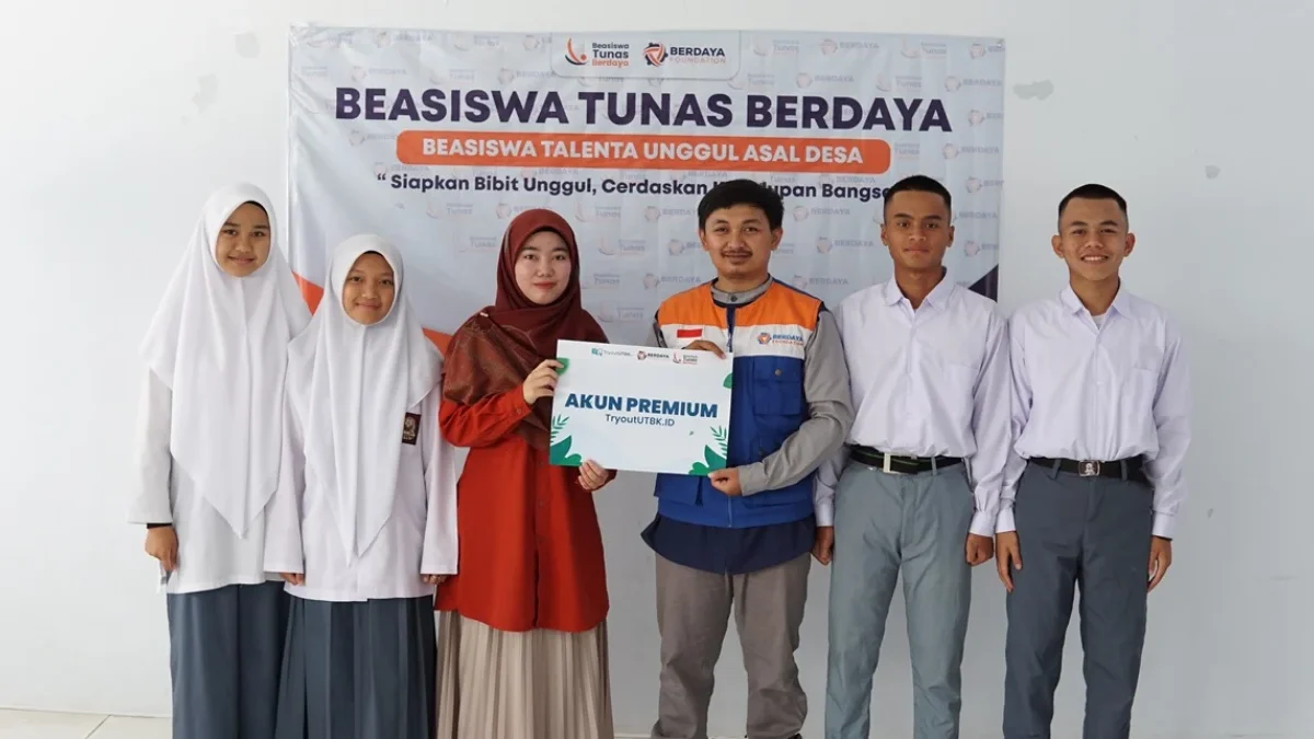 SIMBOLIS. Berdaya Foundation saat menyalurkan bantuan pendidikan melaui program Beasiswa Tunas bagi siswa-sisw