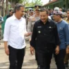 PJ Gubernur Jawa Barat Bey Machmudin didampingi PJ Bupati Garut Barnas Adjidin saat meninjau Tempat Pemungutan