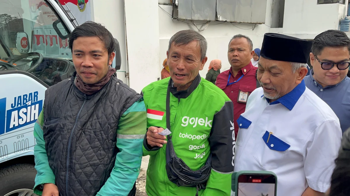 Ahmad Syaikhu bertemu dengan kalangan ojol. Ia berbincang menyerap aspirasi ojol sambil sarapan