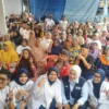 Calon wakil bupati Garut, Putri Karlina menggelar kegiatan pengobatan gratis di Kecamatan Cilawu, Rabu (6/11).