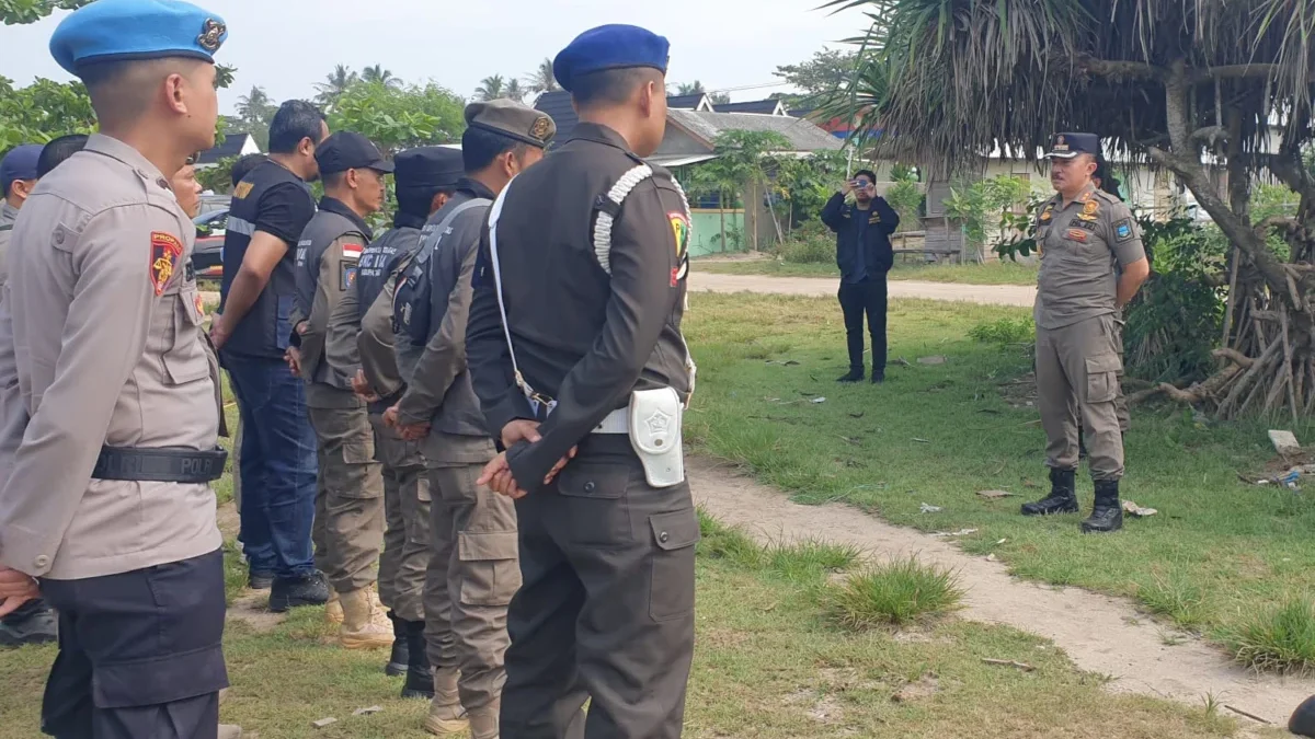 Tim gabungan melakukan apel patroli di objek wisata pantai Garut Selatan