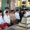 Ahmad Syaikhu berziarah ke makam KH Noer Ali yang berlokasi di Ujungharapan Bahagia, Babelan, Kabupaten Bekasi