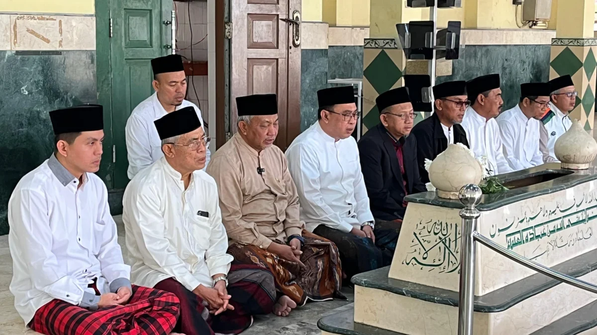 Ahmad Syaikhu berziarah ke makam KH Noer Ali yang berlokasi di Ujungharapan Bahagia, Babelan, Kabupaten Bekasi