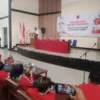 Abdusy Syakur Amin memberikan sambutan di acara PKP DPC PDIP Garut di Gedung Lasminingrat