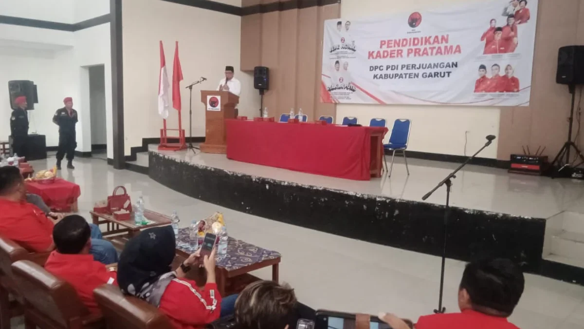 Abdusy Syakur Amin memberikan sambutan di acara PKP DPC PDIP Garut di Gedung Lasminingrat