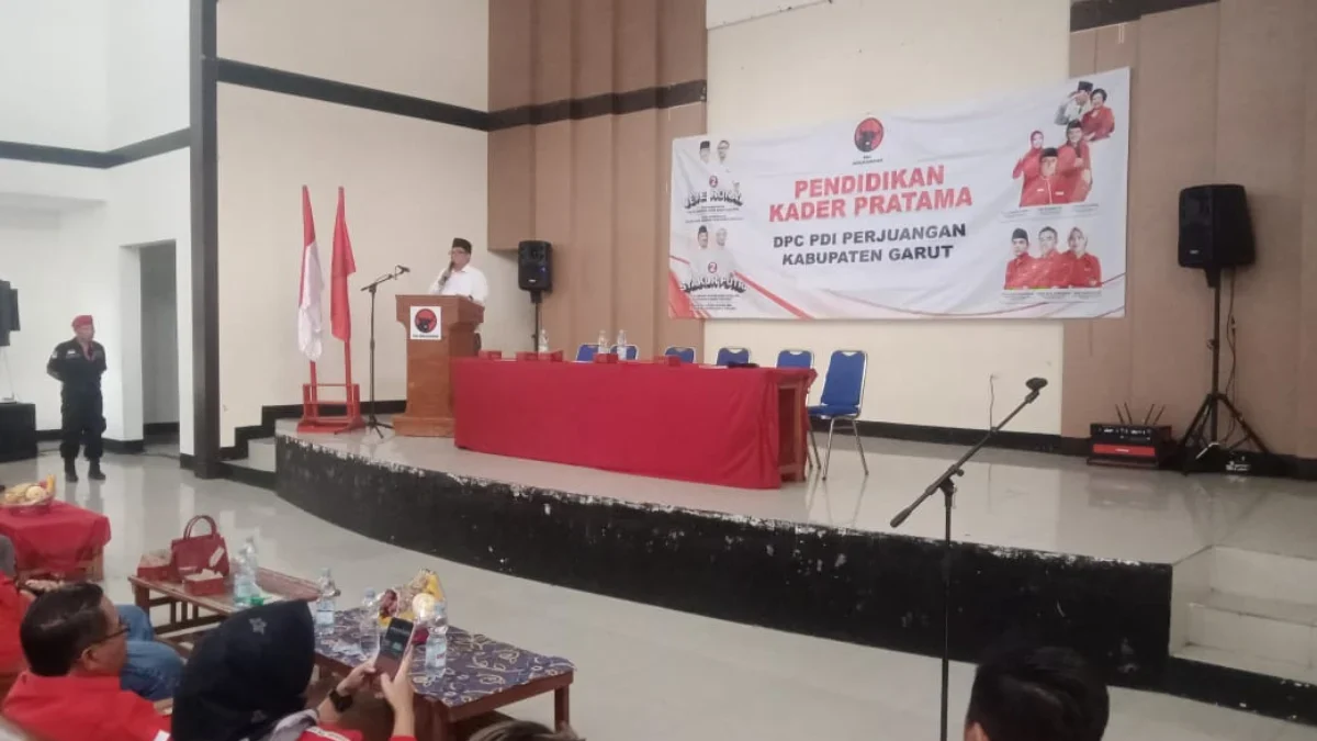 Abdusy Syakur Amin memberikan sambutan dalam acara pendidikan kader pratama DPC PDIP Garut di Gedung Lasmining