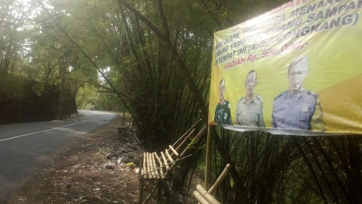 spanduk sayembara menangkap pembuang sampah diberi hadiah 500 ribu rupiah