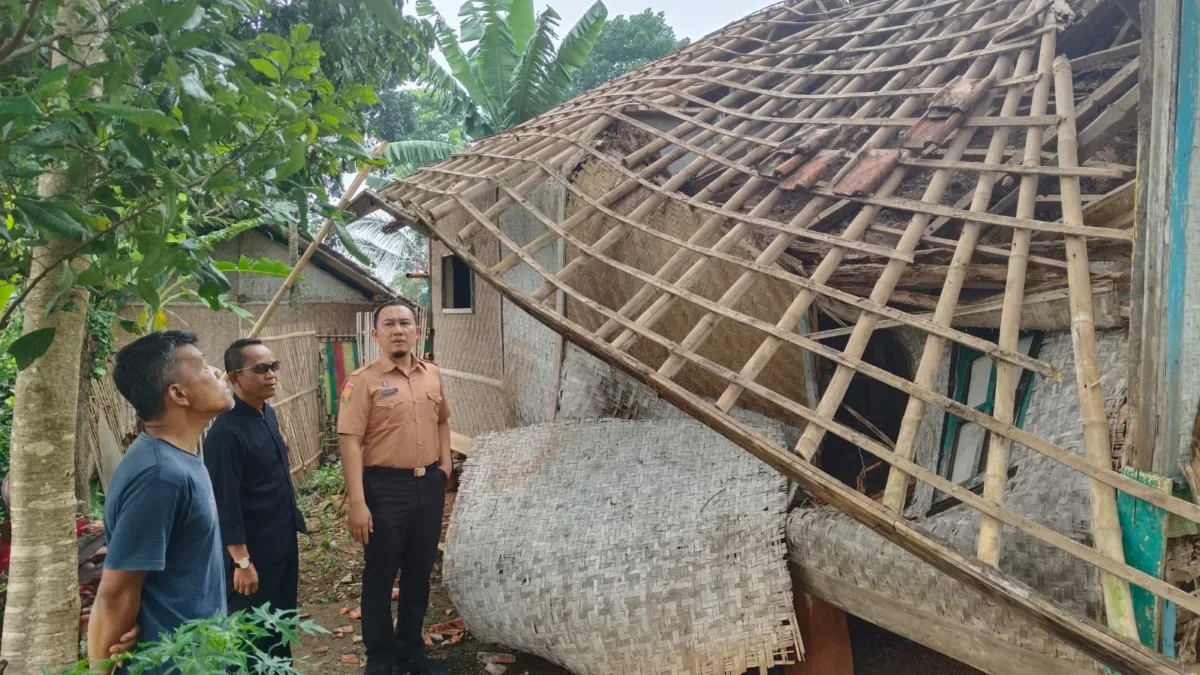 Camat Meninjau rumah Mimi Rosita yang ambruk