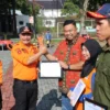 Yudha Puja Turnawan mendapatkan penghargaan yang diserahkan PJ Bupati Garut di lapangan Setda