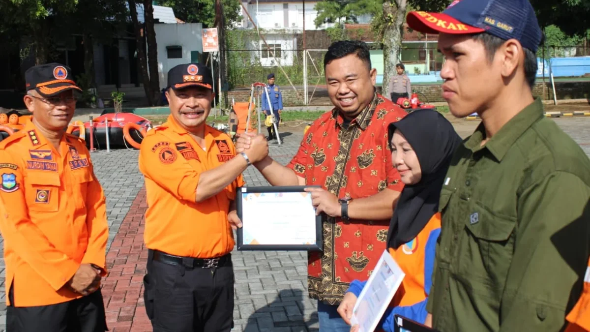 Yudha Puja Turnawan mendapatkan penghargaan yang diserahkan PJ Bupati Garut di lapangan Setda