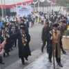 Usai kegiatan wisuda, rektor uniga Abdusy Syakur Amin mendapat sambutan hangat dari keluarga wisudawan.