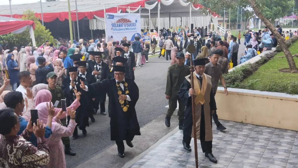 Usai kegiatan wisuda, rektor uniga Abdusy Syakur Amin mendapat sambutan hangat dari keluarga wisudawan.