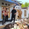 Yudha Puja Turnawan mengunjungi rumah Ujang korban kebakaran di Desa Keresek