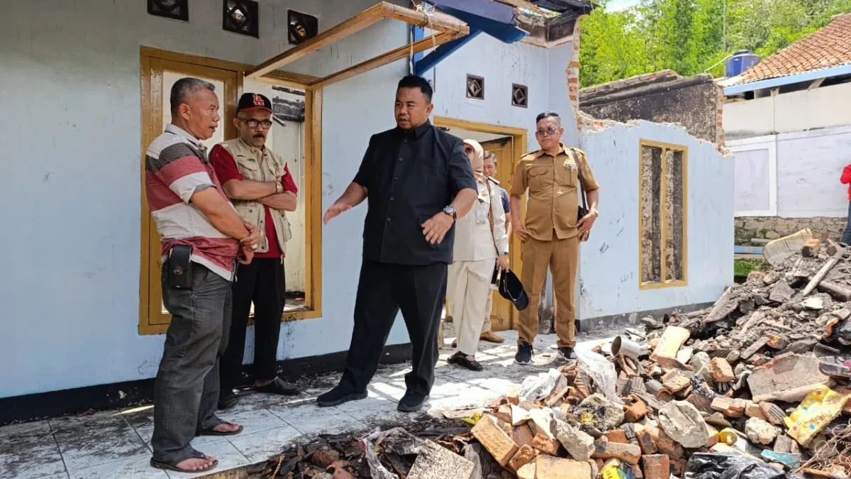 Yudha Puja Turnawan mengunjungi rumah Ujang korban kebakaran di Desa Keresek