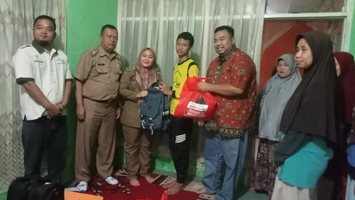 Yudha Puja Turnawan bersama Dinas Pendidikan Garut menyerahkan bantuan sembako dan perlengkapan sekolah kepada