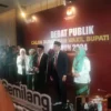 Helmi Budiman dan Yudi Nugraha di panggung konferensi pers usai debat