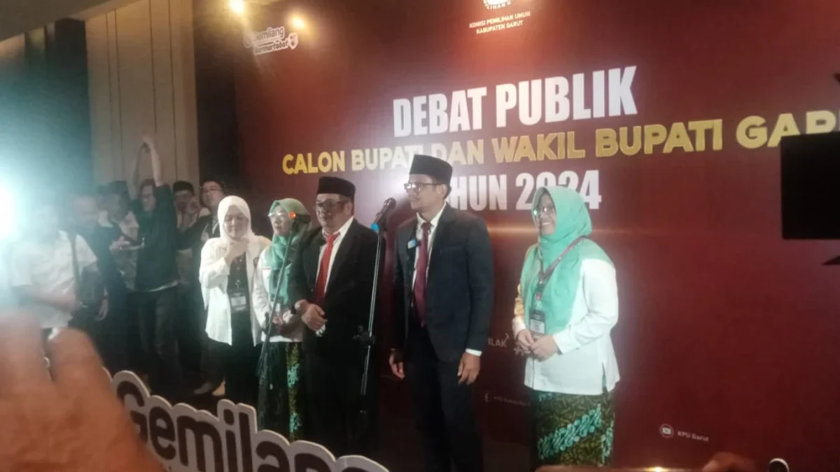 Helmi Budiman dan Yudi Nugraha di panggung konferensi pers usai debat