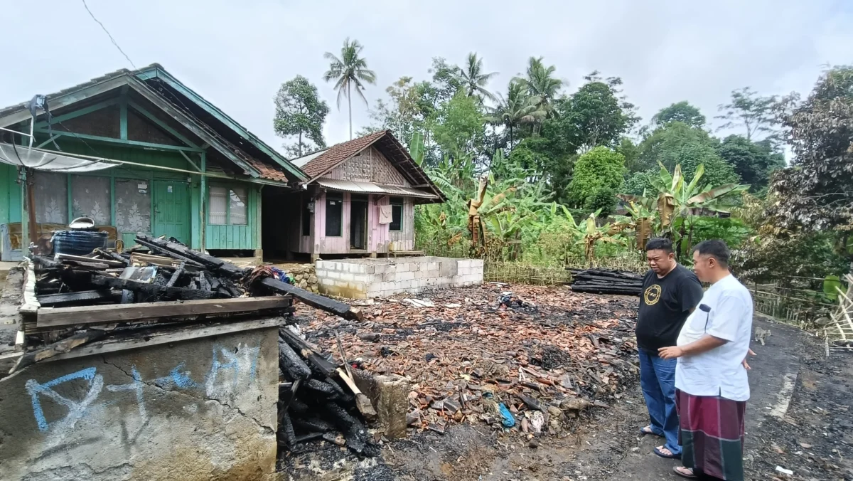 Yudha Puja Turnawan mengunjungi rumah Ayi yang ludes kebakaran