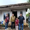 Yudha Puja Turnawan, Anggota DPRD Garut foto bersama dengan Muiz dan Petugas Kemensos