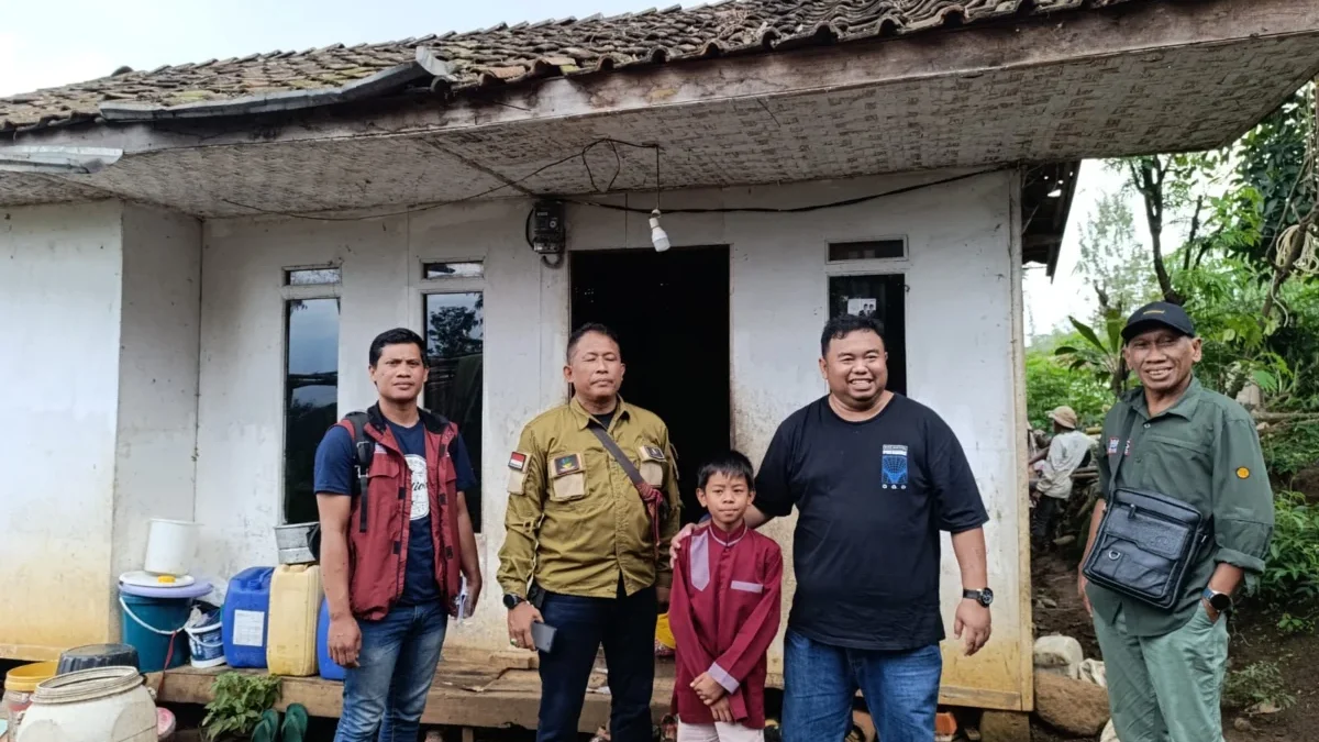 Yudha Puja Turnawan, Anggota DPRD Garut foto bersama dengan Muiz dan Petugas Kemensos