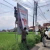 Tim gabungan Satpol PP Garut menertibkan APK paslon bupati (Ist).