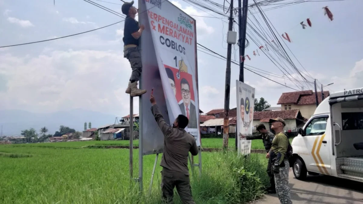 Tim gabungan Satpol PP Garut menertibkan APK paslon bupati (Ist).