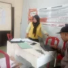 Ketua PPS Cibatu Rahma Jelena dan anggotanya Asep Sutardi, tampak sibuk di sekretariat, Kamis (29/11).(pepen a