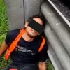 tangkapan layar video sopir truk maut terkulai lemas.