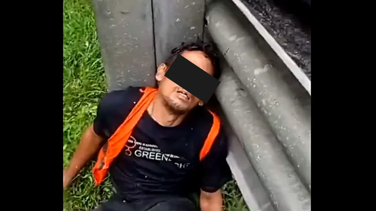 tangkapan layar video sopir truk maut terkulai lemas.