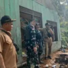 Forkopimcam Cisewu bersama Aparat Desa saat meninjau lokasi bencana longsor di Kampung Pasir Kadu, Desa Pamala