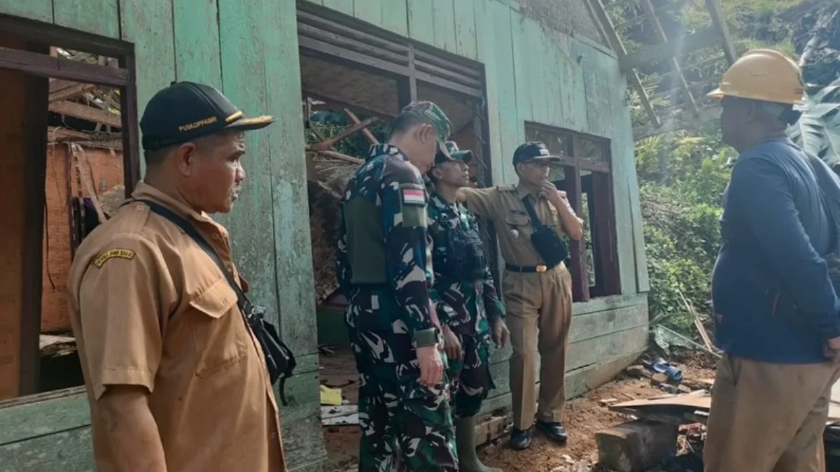 Forkopimcam Cisewu bersama Aparat Desa saat meninjau lokasi bencana longsor di Kampung Pasir Kadu, Desa Pamala