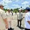 Presiden Prabowo Subianto bersama Mentan Andi Amran Sulaiman saat mengunjungi lahan pertanian di Merauke, Papu