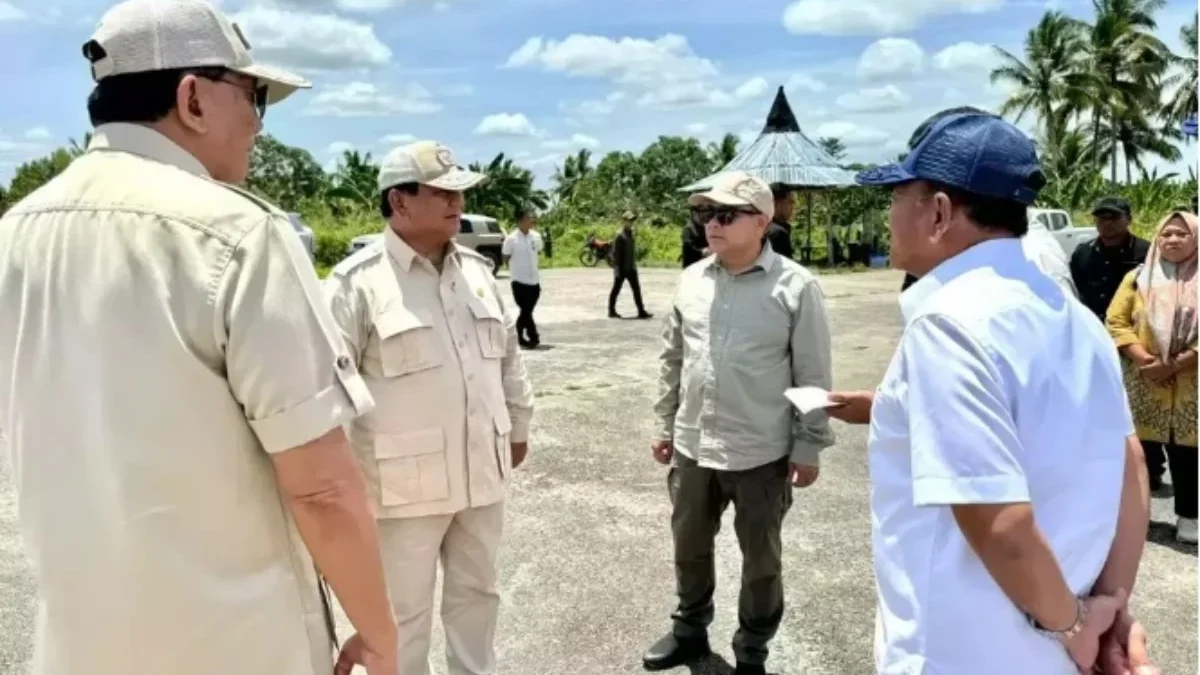 Presiden Prabowo Subianto bersama Mentan Andi Amran Sulaiman saat mengunjungi lahan pertanian di Merauke, Papu