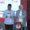 Syakur Amin dan Putri Karlina mengenalkan super app \"Garut Hebat\" di panggung debat publik