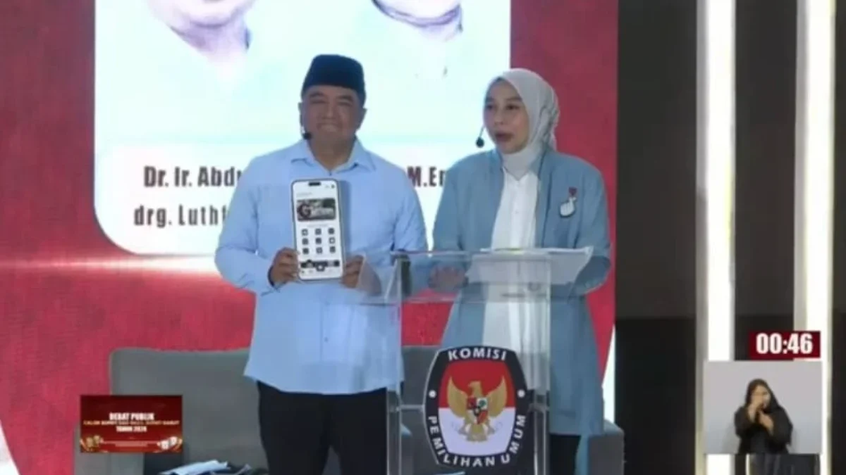 Syakur Amin dan Putri Karlina mengenalkan super app \"Garut Hebat\" di panggung debat publik