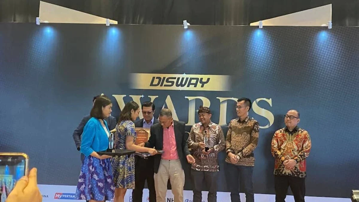 TERIMA PENGHARGAAN Founder Disway, Dahlan Iskan saat memberikan penghargaan kepada Jabar Ekspres sebagai “Medi