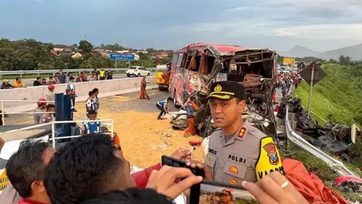 Bus Rombongan Ziarah Kecelakaan di Tol Cipularang KM 80B, Dua Tewas,57 Korban Luka-luka