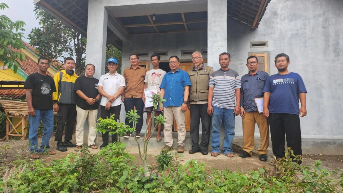 FOTO ISTIMEWA Kepala Disperkim Jabar Dr Indra Maha ST MT melaksanakan monitoring dan evaluasi program rumah ti