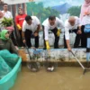 Pj Bupati Garut memanen ikan dari program Serikandi-Biru