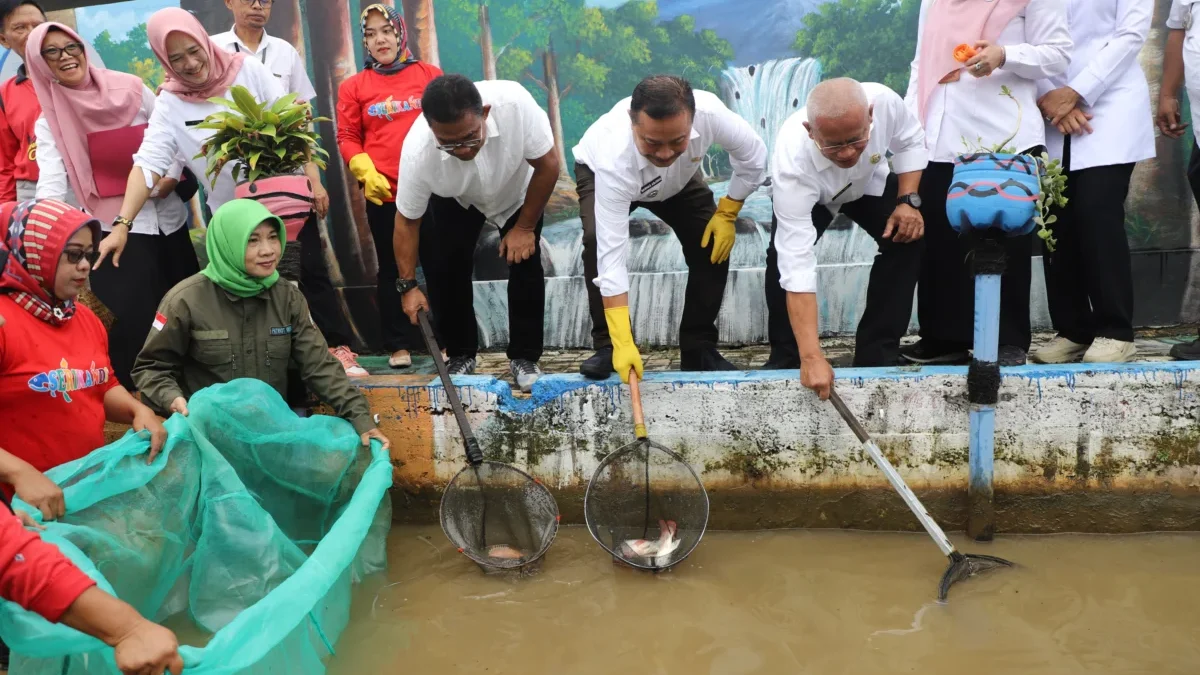 Pj Bupati Garut memanen ikan dari program Serikandi-Biru