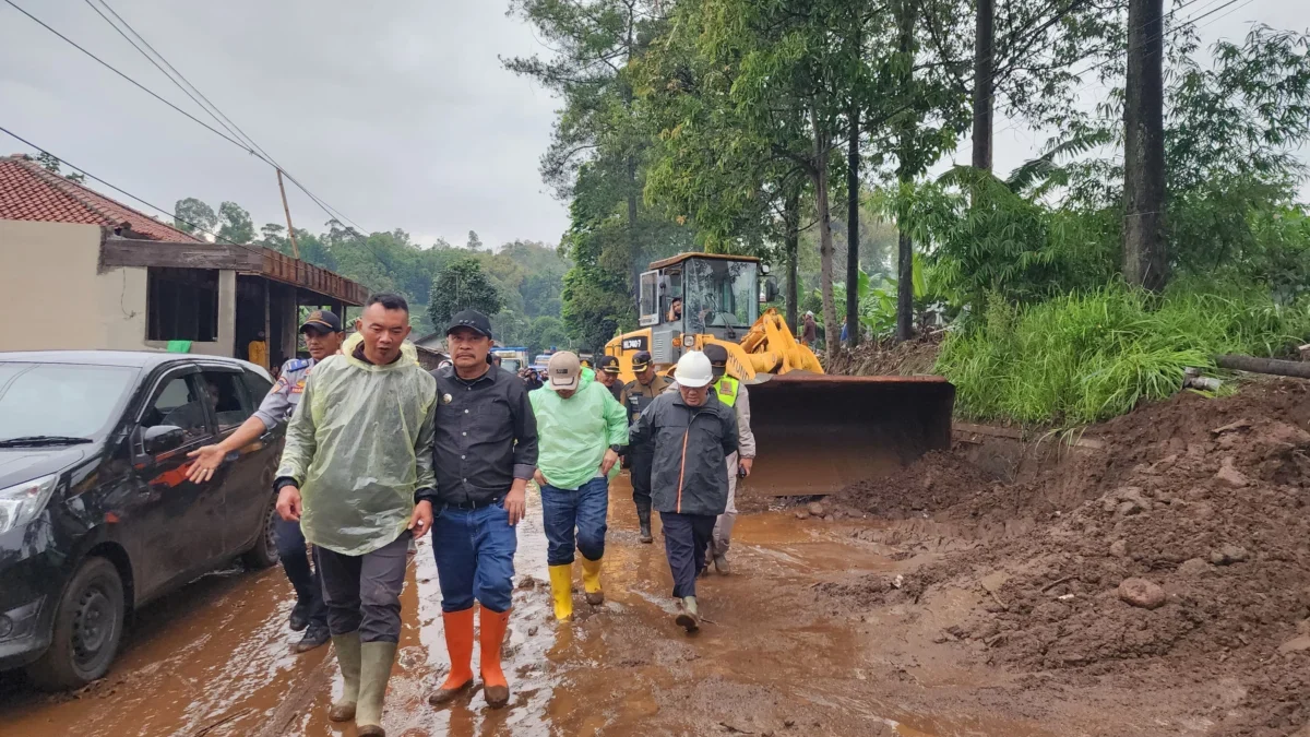 Pj Bupati Garut mengunjungi lokasi banjir lumpur di Cisurupan