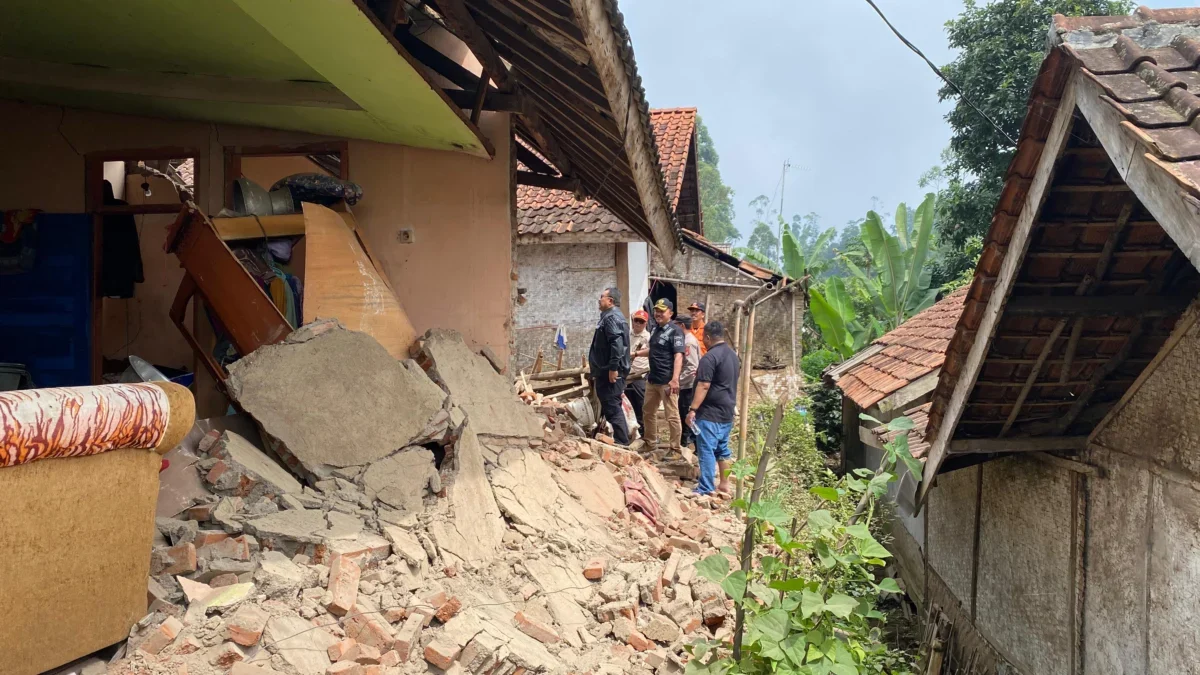 Pj Bupati Garut bersama jajaran SKPD dan Anggota DPRD Garut meninjau rumah warga yang rusak akibat gempa. (ist