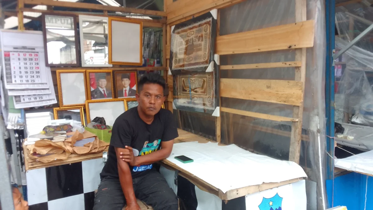 Roni, koordinator LPKLG saat ditemui dilapak daganganya di jalan pasar baru, Senin (9/12).