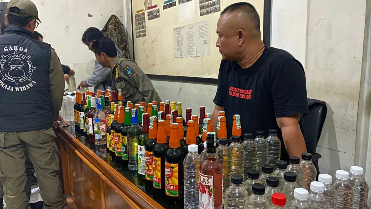 Satpol PP berhasil amankan ratusan botol miras berbagai merk dibeberapa wilayah di Kabupaten Garut. (Ist)