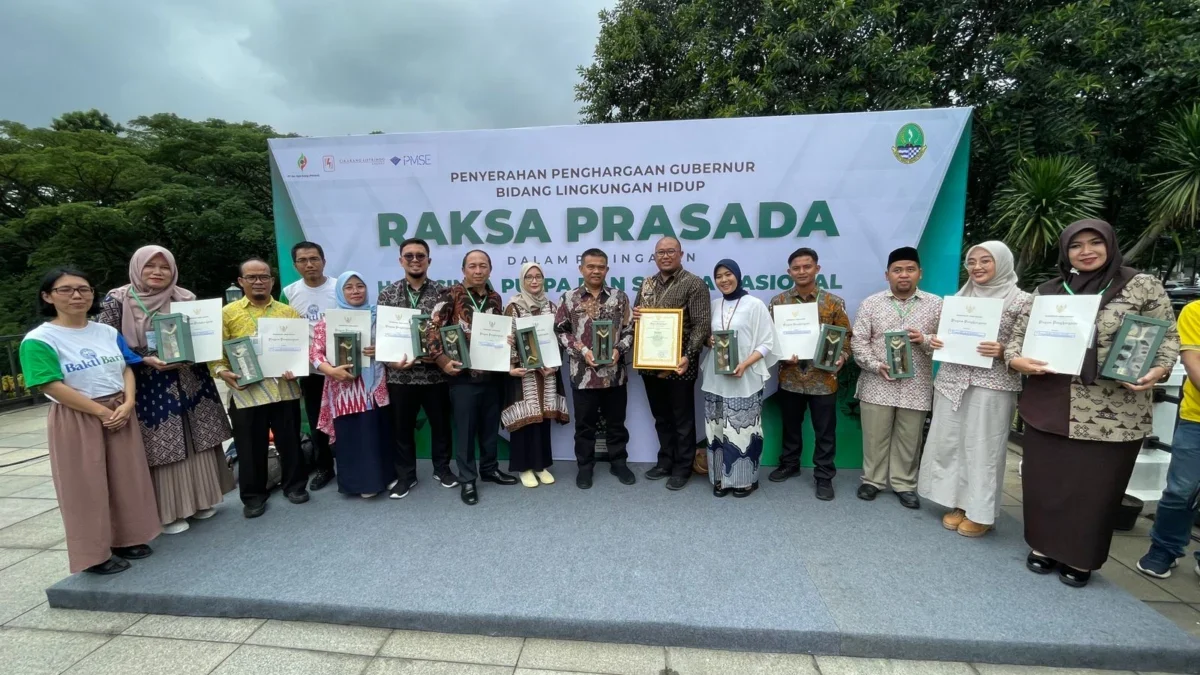 Penyerahan penghargaan untuk Kabupaten Garut dalam ajang Anugerah Raksa Prasada Tahun 2024 yang diselenggaraka