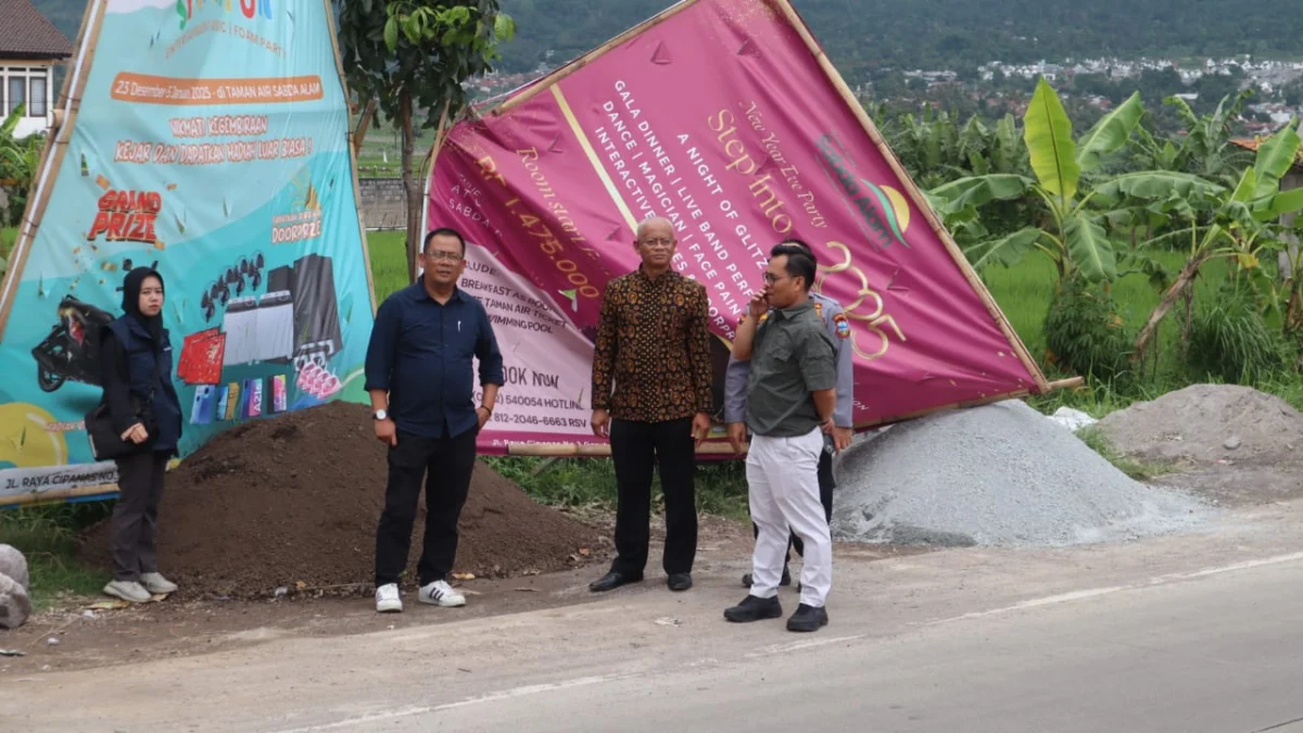 Sekda Garut Nurdin Yana ketika meresmikan traffic light di pertigaan jalan Ibrahim Adjie