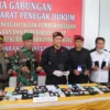 Kalapas Garut Rusdedy (empat dari kiri) bersama TNI POLRI, BNN dan Satpol PP, menunjukkan barang bukti hasil p