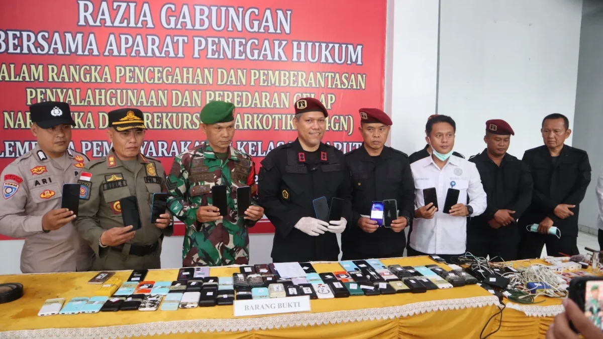 Kalapas Garut Rusdedy (empat dari kiri) bersama TNI POLRI, BNN dan Satpol PP, menunjukkan barang bukti hasil p